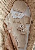 Combinaison naissance - Col - Beige- Prénom ventre + bonnet