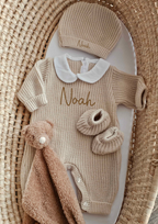 Combinaison naissance - Col - Beige- Prénom ventre + bonnet
